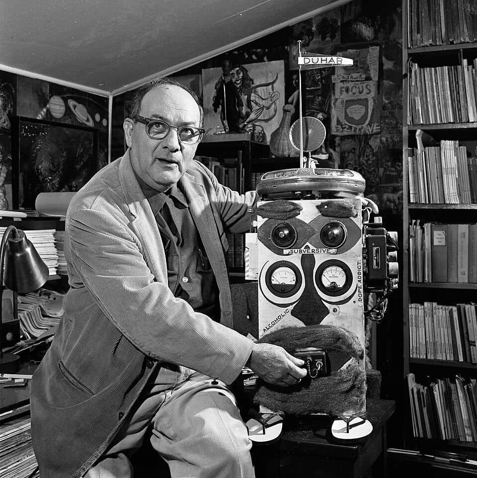 Lawrence Lipton viser sin "robot," DUHAB (detector of undesirable habitues), juli 1965 https://digital.library.ucla.edu/catalog/ark:/21198/zz0002tw94